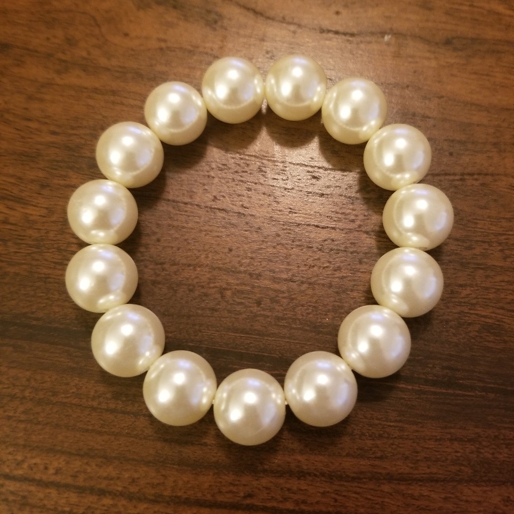 Stretch pearl bracelet
